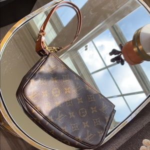AUTHENTIC LUXURY Louis Vuitton Pochette Monogram